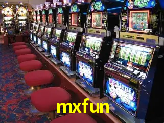 Una escena digital vívida inspirada en casino con mxfun mostrado prominentemente, luces brillantes, fichas, cartas y acentos dorados.